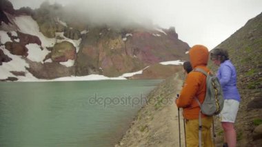 Dağlarda trekking yürüyüşçü