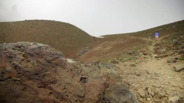 Dağlarda trekking yürüyüşçü