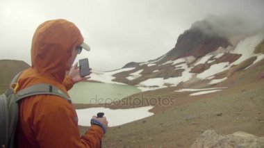 Uzun yürüyüşe çıkan kimse adam dağlarda trekking
