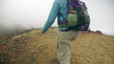 Uzun yürüyüşe çıkan kimse kadın dağlarda trekking