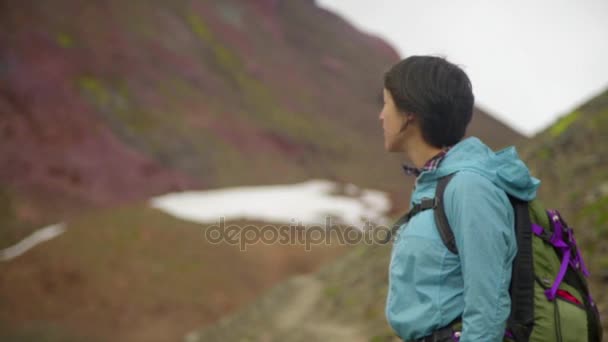 徒步旅行者女人在山里徒步旅行 — 图库视频影像