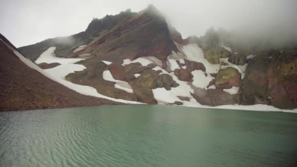 Wanderer wandern in den Bergen — Stockvideo