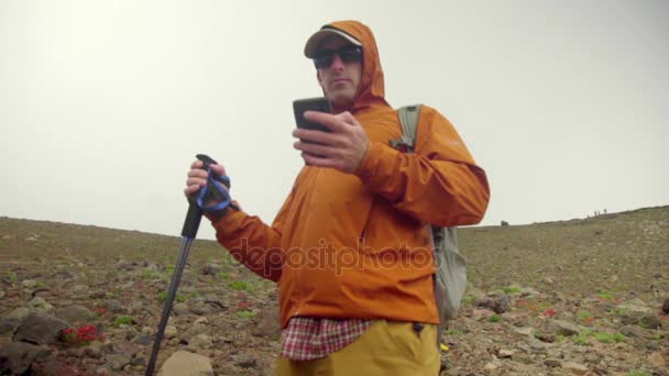 Caminante hombre trekking en las montañas — Vídeos de Stock
