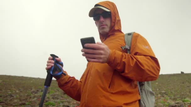 Escursionista uomo trekking in montagna — Video Stock