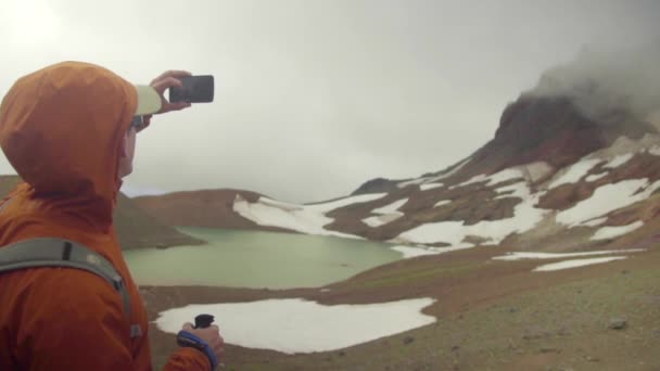 Caminante hombre trekking en las montañas — Vídeos de Stock