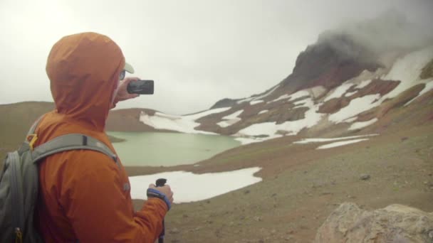 Caminante hombre trekking en las montañas — Vídeo de stock