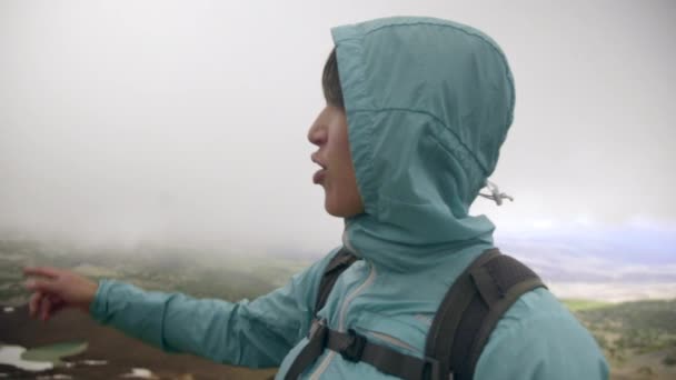 Пішохідна жінка ходить по горах — стокове відео