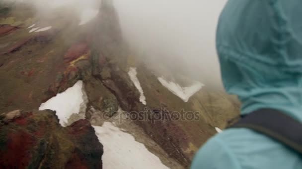 徒步旅行者女人在山里徒步旅行 — 图库视频影像