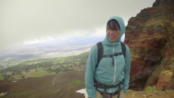 Wandelaar vrouw trektochten in de bergen — Stockvideo