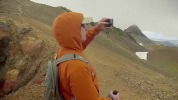 Turysta człowiek trekking w górach — Wideo stockowe