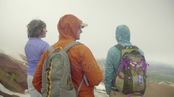 ハイカーの山でのトレッキング — ストック動画