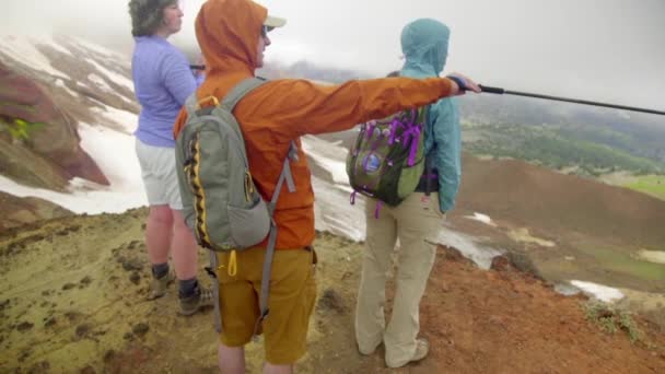 Senderistas trekking en las montañas — Vídeos de Stock