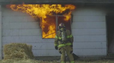 Büyük alevler içinde ev