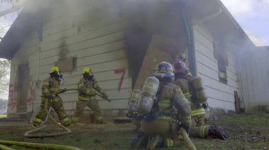 Büyük alevler içinde ev