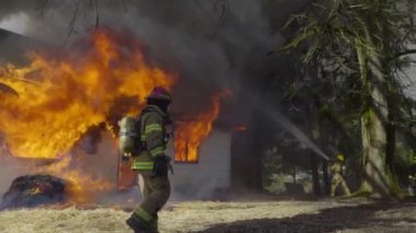 Büyük alevler içinde ev