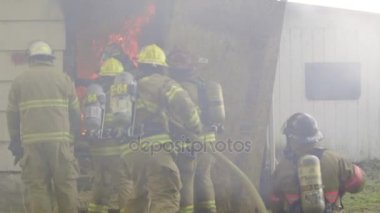 Büyük alevler içinde ev