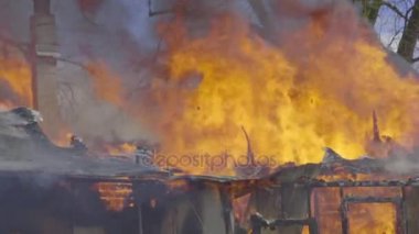 Bir ahşap evin içinde billowing ateş