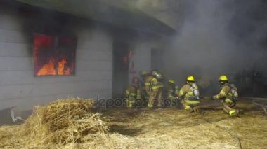 Büyük alevler içinde ev