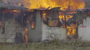 Bir ahşap evin içinde billowing ateş