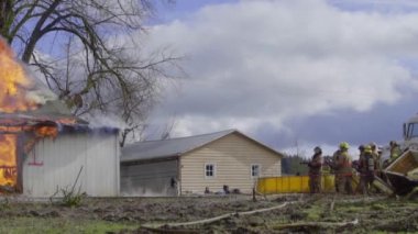 Büyük alevler içinde ev