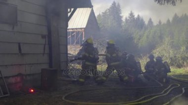 Büyük alevler içinde ev