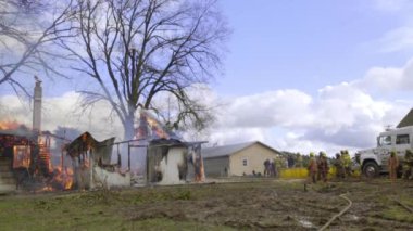 Büyük alevler içinde ev