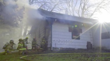 Büyük alevler içinde ev