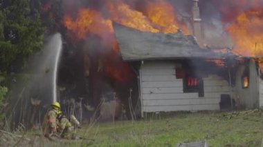 Büyük alevler içinde ev