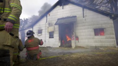 Büyük alevler içinde ev