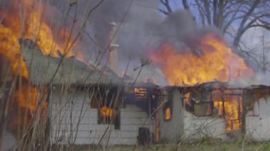 Bir ahşap evin içinde billowing ateş