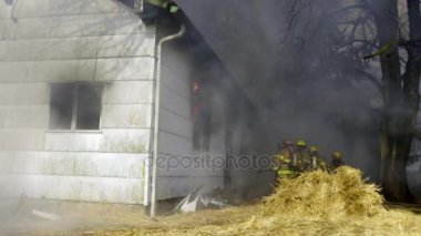 Büyük alevler içinde ev