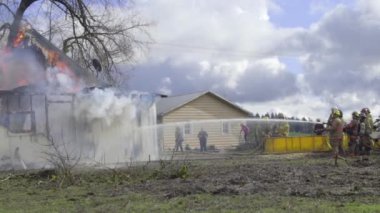 Büyük alevler içinde ev