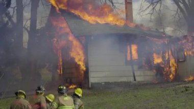 Büyük alevler içinde ev