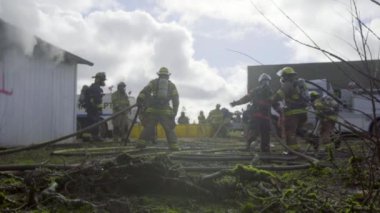 Büyük alevler içinde ev