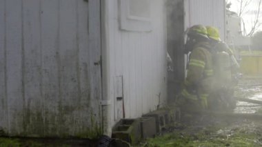 Büyük alevler içinde ev