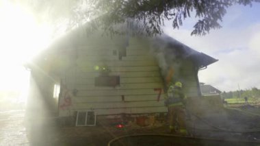 Büyük alevler içinde ev