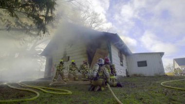 Büyük alevler içinde ev