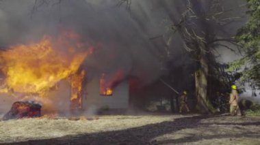 Büyük alevler içinde ev