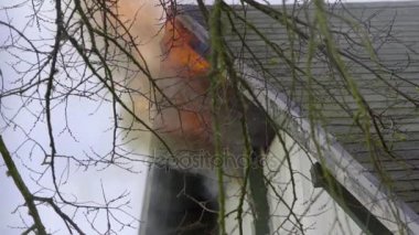 Bir ahşap evin içinde billowing ateş