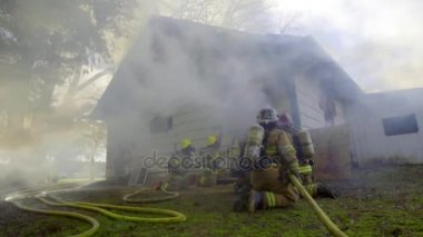 Büyük alevler içinde ev