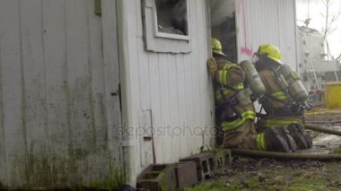 Büyük alevler içinde ev