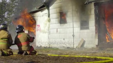 Büyük alevler içinde ev