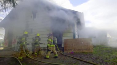 Büyük alevler içinde ev