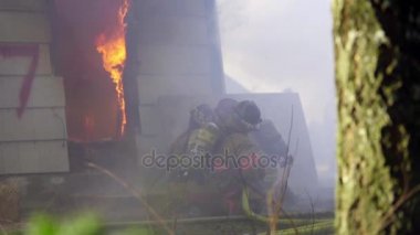 Büyük alevler içinde ev