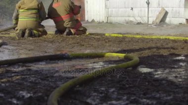 Büyük alevler içinde ev