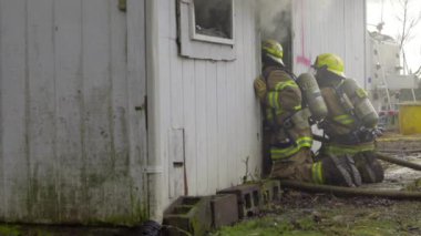 Büyük alevler içinde ev