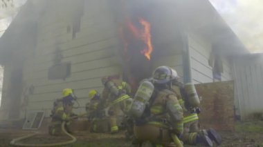 Büyük alevler içinde ev