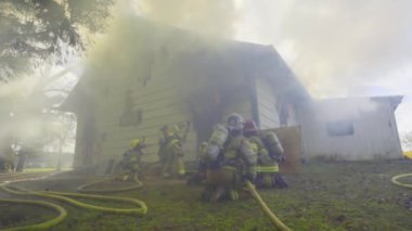 Büyük alevler içinde ev