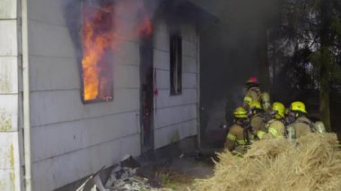 Büyük alevler içinde ev