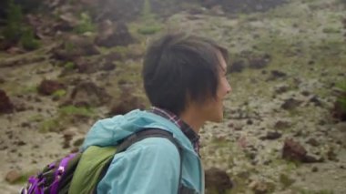 Dağlarda trekking yürüyüşçü